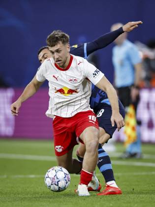 LEIPZIG - (lr) Brajan Gruda of RB Leipzig and Filip Kostic of PSV Eindhoven during the UEFA Champions League match between RB Leipzig and PSV Eindhoven at the RB Arena on 13 October 2026 in Leipzig, Germany. MAURICE VAN STEEN ANP xVIxANPxSportx xxANPxIVx 572346161 originalFilename: 572346161.jpg
