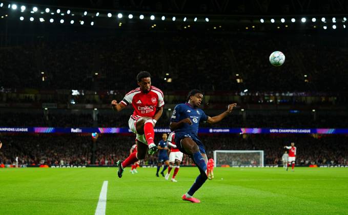 Jurrien Timber of Arsenal crosses past Nathan Ngoy of Lille Arsenal v Lille, UEFA Champions League, Football, Emirates Stadium, London, UK - 13 Oct 2026London Emirates Stadium United Kingdom  Copyright: xJavierxGarcia Shutterstockx 17213973w
