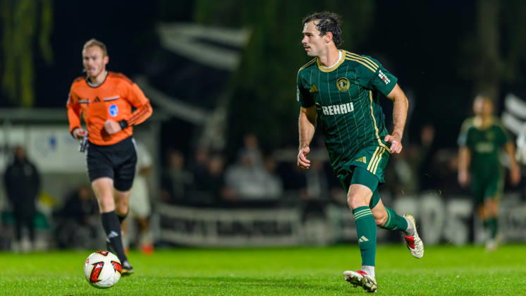 13.10.2026 - Fussball - Saison 2026 2027 - Regionalliga Bayern - 14. Spieltag: SC Eltersdorf - SV Wacker Burghausen - JoTe - xjoxtex - Stefan Treiber ( Schiedsrichter ) Patrick Ort (14, SC Eltersdorf )