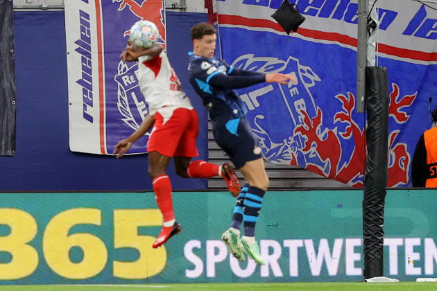 13.10.2026, xtgx, Fussball, UEFA Champions League, RB Leipzig - PSV Eindhoven, v.l. Ridle Baku (RB Leipzig) Ruben van Bommel (PSV Eindhoven) Zweikampf, Aktion, action, battle for the ball Handspiel das zum Elfmeter führte (DFL DFB REGULATIONS PROHIBIT ANY USE OF PHOTOGRAPHS as IMAGE SEQUENCES and or QUASI-VIDEO) Leipzig