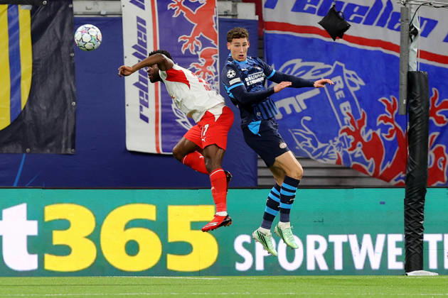 13.10.2026, xtgx, Fussball, UEFA Champions League, RB Leipzig - PSV Eindhoven, v.l. Ridle Baku (RB Leipzig) Ruben van Bommel (PSV Eindhoven) Zweikampf, Aktion, action, battle for the ball Handspiel das zum Elfmeter führte (DFL DFB REGULATIONS PROHIBIT ANY USE OF PHOTOGRAPHS as IMAGE SEQUENCES and or QUASI-VIDEO) Leipzig