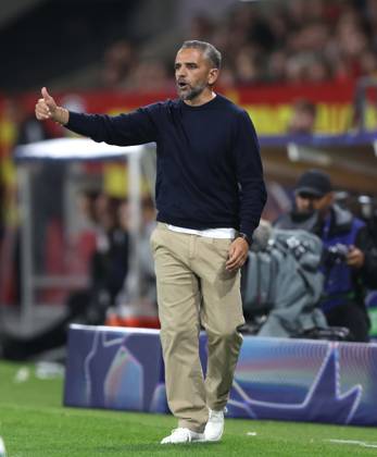 UEFA Champions League - RC Lens v Sporting Club de Portugal LENS, FRANCE, OCTOBER 13: Rui Borges Manager of Sporting CP points out instructions to his players during the UEFA Champions League 2026 27 League Phase MD2 match between RC Lens and Sporting Club de Portugal at Stade Bollaert-Delelis on October 13, 2026 in Lens, France. (Photo by Daniel Weir) Lens Stade Bollaert-Delelis France Copyright: xDanielxWeir SportsxPressxPhotox Sportspressphoto_SPR254430