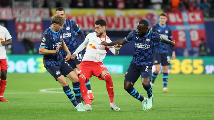 RB Leipzig - PSV Eindhoven Champions League Leipzig, 13.10.2026, Red Bull Arena, Fussball, UEFA Champions League , Gruppenphase, 2.Spieltag, RB Leipzig vs. PSV Eindhoven , Im Bild von links: Sven Mijnans ( 21, PSV), Romulo (40, RB Leipzig), Lutsharel Geertruida ( 2, PSV). , Nur zur redaktionellen Nutzung. Only editorial use. , UEFA regulations prohibit any use of photographs as image sequences and or quasi-video. ,