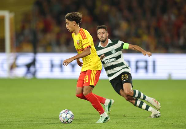 UEFA Champions League - RC Lens v Sporting Club de Portugal LENS, FRANCE, OCTOBER 13: Mezian Mesloub of Lens on the ball battling with Goncalo Inacio of Sporting CP during the UEFA Champions League 2026 27 League Phase MD2 match between RC Lens and Sporting Club de Portugal at Stade Bollaert-Delelis on October 13, 2026 in Lens, France. (Photo by Daniel Weir) Lens Stade Bollaert-Delelis France Copyright: xDanielxWeir SportsxPressxPhotox Sportspressphoto_SPR254436