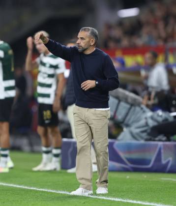UEFA Champions League - RC Lens v Sporting Club de Portugal LENS, FRANCE, OCTOBER 13: Rui Borges Manager of Sporting CP points out instructions to his players during the UEFA Champions League 2026 27 League Phase MD2 match between RC Lens and Sporting Club de Portugal at Stade Bollaert-Delelis on October 13, 2026 in Lens, France. (Photo by Daniel Weir) Lens Stade Bollaert-Delelis France Copyright: xDanielxWeir SportsxPressxPhotox Sportspressphoto_SPR254445