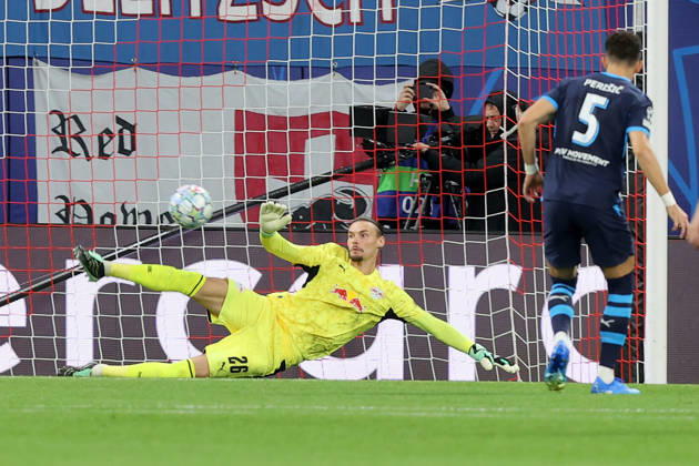 13.10.2026, xtgx, Fussball, UEFA Champions League, RB Leipzig - PSV Eindhoven, v.l. Maarten Vandevoordt (RB Leipzig) hält den Elfmeter von Ivan Perisic (PSV Eindhoven) (DFL DFB REGULATIONS PROHIBIT ANY USE OF PHOTOGRAPHS as IMAGE SEQUENCES and or QUASI-VIDEO) Leipzig