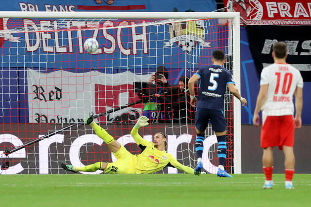 13.10.2026, xtgx, Fussball, UEFA Champions League, RB Leipzig - PSV Eindhoven, v.l. Maarten Vandevoordt (RB Leipzig) hält den Elfmeter von Ivan Perisic (PSV Eindhoven) (DFL DFB REGULATIONS PROHIBIT ANY USE OF PHOTOGRAPHS as IMAGE SEQUENCES and or QUASI-VIDEO) Leipzig