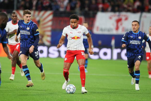 Leipzig, Sachsen, Deutschland, 13.10.2026: Red-Bull-Arena: UEFA Champions League 2026 27: RB Leipzig - PSV Eindhoven: L-R: Guus Til (20, Eindhoven), Christopher Nkunku (28, RBL), Sergino Dest (8, Eindhoven) Copyright: xdtsxNachrichtenagenturx dts_138652