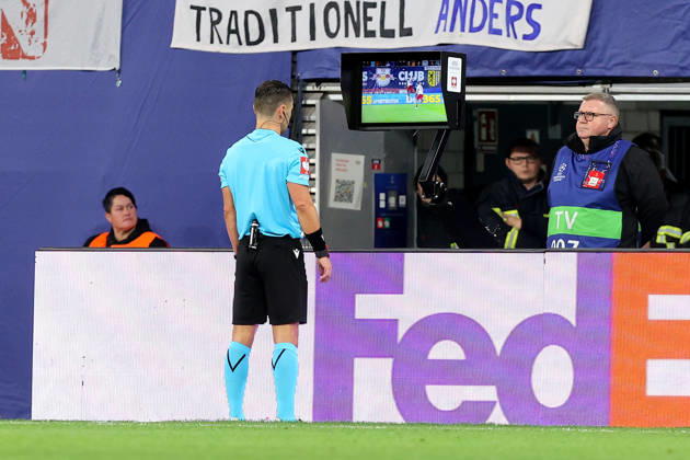 13.10.2026, xtgx, Fussball, UEFA Champions League, RB Leipzig - PSV Eindhoven, v.l. Schiedsrichter Referee Nicholas Walsh VAR Überprüfung (DFL DFB REGULATIONS PROHIBIT ANY USE OF PHOTOGRAPHS as IMAGE SEQUENCES and or QUASI-VIDEO) Leipzig