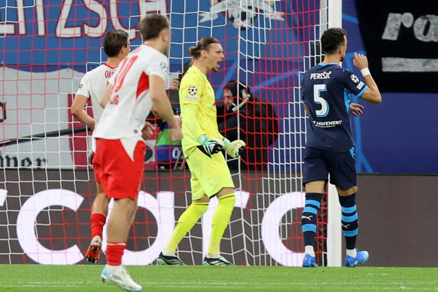 13.10.2026, xtgx, Fussball, UEFA Champions League, RB Leipzig - PSV Eindhoven, v.l. Maarten Vandevoordt (RB Leipzig) jubelt nach dem gehaltenen Elfmeter (DFL DFB REGULATIONS PROHIBIT ANY USE OF PHOTOGRAPHS as IMAGE SEQUENCES and or QUASI-VIDEO) Leipzig