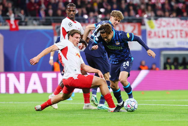 RB Leipzig - PSV Eindhoven Champions League Leipzig, 13.10.2026, Red Bull Arena, UEFA Champions League , RBLeipzig (GER) vs. PSV Eindhoven (NED) , Im Bild v.l.: Willi Orban (4, RB Leipzig) und Kodai Sano ( 24, PSV) ,