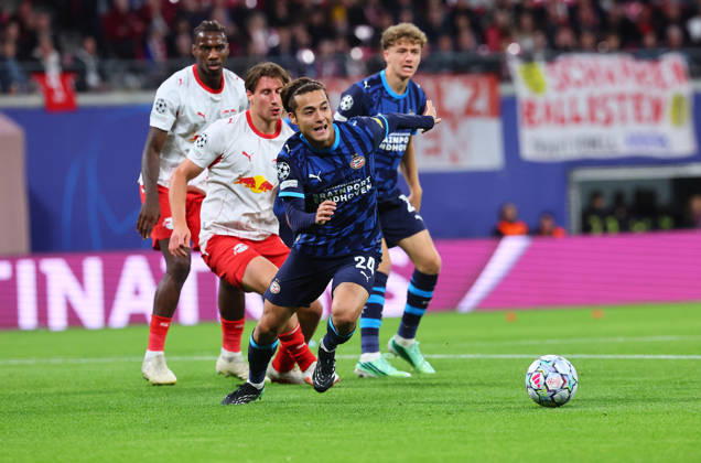 RB Leipzig - PSV Eindhoven Champions League Leipzig, 13.10.2026, Red Bull Arena, UEFA Champions League , RBLeipzig (GER) vs. PSV Eindhoven (NED) , Im Bild v.l.: Willi Orban (4, RB Leipzig) und Kodai Sano ( 24, PSV) ,