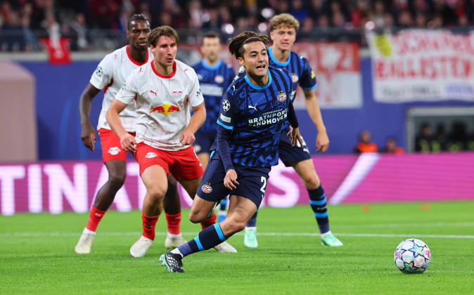 RB Leipzig - PSV Eindhoven Champions League Leipzig, 13.10.2026, Red Bull Arena, UEFA Champions League , RBLeipzig (GER) vs. PSV Eindhoven (NED) , Im Bild v.l.: Willi Orban (4, RB Leipzig) und Kodai Sano ( 24, PSV) ,