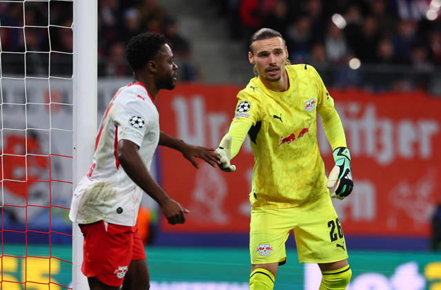 RB Leipzig - PSV Eindhoven Champions League Leipzig, 13.10.2026, Red Bull Arena, UEFA Champions League , RBLeipzig (GER) vs. PSV Eindhoven (NED) , Im Bild v.l.: Ridle Baku (17, RB Leipzig)und Torwart Maarten Vandevoordt (26, RB Leipzig) ,