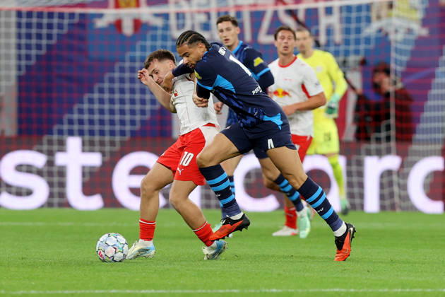 13.10.2026, xtgx, Fussball, UEFA Champions League, RB Leipzig - PSV Eindhoven, v.l. Brajan Gruda (RB Leipzig) Armando Obispo (PSV Eindhoven) Zweikampf, Aktion, action, battle for the ball (DFL DFB REGULATIONS PROHIBIT ANY USE OF PHOTOGRAPHS as IMAGE SEQUENCES and or QUASI-VIDEO) Leipzig