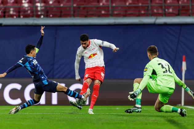 13.10.2026, GER, Fussball, Herren, UEFA Chempionsleague 2026 2027, RB Leipzig vs. PSV Eindhoven RÃ mulo Cardoso Romulo Cardoso (RB Leipzig 40) im Zweikampf gegen MatÄ›j KovaÅ™ Matej Kovar (PSV Eindhoven 32) Leipzig Red Bull Arena Sachsen Deutschland Copyright: xNordphoto Trienitzx