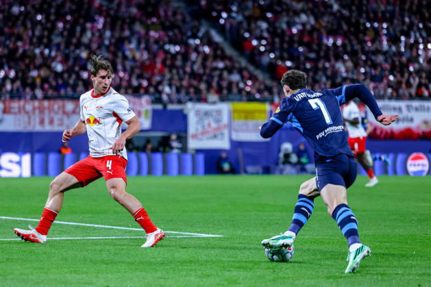 Willi Orban (RB Leipzig, 04) verteidigt gegen Ruben van Bommel (PSV Eindhoven, 07) am Ball, GER, RB Leipzig vs. PSV Eindhoven, Fussball, UEFA Champions League, 2. Spieltag, Spielzeit 2026 2027, 13.10.2026 GER, RB Leipzig vs. PSV Eindhoven, Fussball, UEFA Champions League, 2. Spieltag, Spielzeit 2026 2027, 13.10.2026 Deutschland Copyright: xEibner-Pressefoto LauraxRoemerx EP_LRR