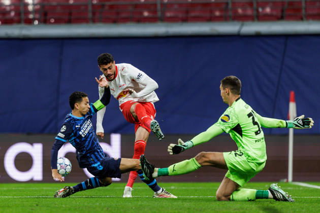 13.10.2026, GER, Fussball, Herren, UEFA Chempionsleague 2026 2027, RB Leipzig vs. PSV Eindhoven RÃ mulo Cardoso Romulo Cardoso (RB Leipzig 40) im Zweikampf gegen MatÄ›j KovaÅ™ Matej Kovar (PSV Eindhoven 32) Leipzig Red Bull Arena Sachsen Deutschland Copyright: xNordphoto Trienitzx