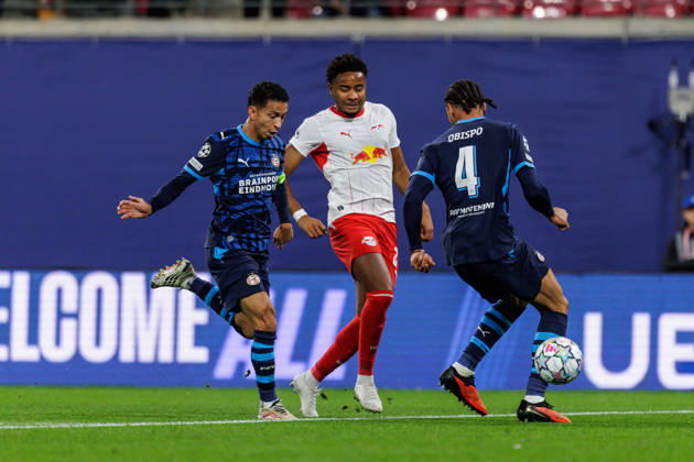 13.10.2026, GER, Fussball, Herren, UEFA Chempionsleague 2026 2027, RB Leipzig vs. PSV Eindhoven Christopher Nkunku (RB Leipzig 28) im Zweikampf gegen Armando Obispo (PSV Eindhoven 4) Leipzig Red Bull Arena Sachsen Deutschland Copyright: xNordphoto Trienitzx