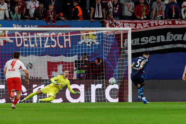 13.10.2026, GER, Fussball, Herren, UEFA Chempionsleague 2026 2027, RB Leipzig vs. PSV Eindhoven Maarten Vandevoordt (RB Leipzig 26) hält den Strafstoss von Ivan PeriÅ¡iÄ‡ Ivan Perisic (PSV Eindhoven 5) Leipzig Red Bull Arena Sachsen Deutschland Copyright: xNordphoto Trienitzx