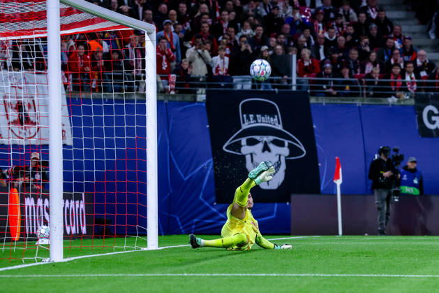Maarten Vandevoordt (RB Leipzig, 26) haelt den Elfmeter, GER, RB Leipzig vs. PSV Eindhoven, Fussball, UEFA Champions League, 2. Spieltag, Spielzeit 2026 2027, 13.10.2026 GER, RB Leipzig vs. PSV Eindhoven, Fussball, UEFA Champions League, 2. Spieltag, Spielzeit 2026 2027, 13.10.2026 Deutschland Copyright: xEibner-Pressefoto LauraxRoemerx EP_LRR
