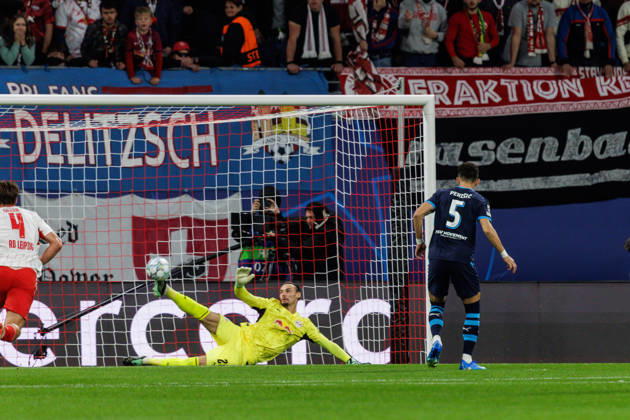 13.10.2026, GER, Fussball, Herren, UEFA Chempionsleague 2026 2027, RB Leipzig vs. PSV Eindhoven Maarten Vandevoordt (RB Leipzig 26) hält den Strafstoss von Ivan PeriÅ¡iÄ‡ Ivan Perisic (PSV Eindhoven 5) Leipzig Red Bull Arena Sachsen Deutschland Copyright: xNordphoto Trienitzx