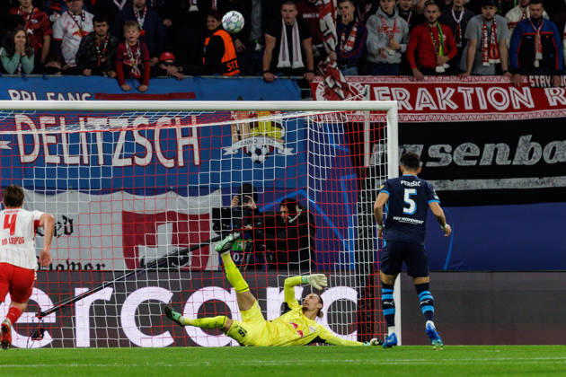 13.10.2026, GER, Fussball, Herren, UEFA Chempionsleague 2026 2027, RB Leipzig vs. PSV Eindhoven Maarten Vandevoordt (RB Leipzig 26) hält den Strafstoss von Ivan PeriÅ¡iÄ‡ Ivan Perisic (PSV Eindhoven 5) Leipzig Red Bull Arena Sachsen Deutschland Copyright: xNordphoto Trienitzx