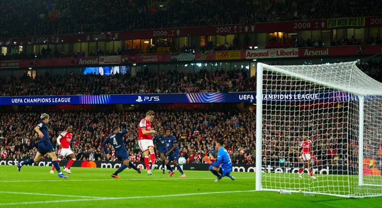Eberechi Eze of Arsenal has a shot saved Arsenal v Lille, UEFA Champions League, Football, Emirates Stadium, London, UK - 13 Oct 2026London Emirates Stadium United Kingdom  Copyright: xJavierxGarcia Shutterstockx 17213973y
