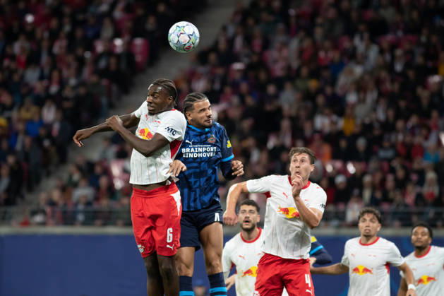 UEFA Champions League: RB Leipzig vs. PSV Eindhoven, 13.10.26 Ezechiel Banzuzi (6, RB Leipzig) mit Armando Obispo (4, PSV Eindhoven) im Kopfball-Duell. Fußball, UEFA Champions League, Saison 2026 2027: RB Leipzig vs. PSV Eindhoven am 13.10.2026 in der Red Bull Arena, Leipzig. Copyright: xBEAUTIFULxSPORTS JanxKaeferx