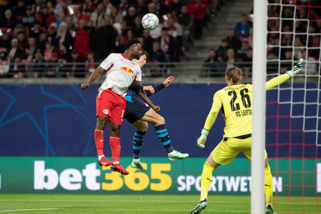 UEFA Champions League: RB Leipzig vs. PSV Eindhoven, 13.10.26 Ridle Baku (17, RB Leipzig) klärt per opf. Fußball, UEFA Champions League, Saison 2026 2027: RB Leipzig vs. PSV Eindhoven am 13.10.2026 in der Red Bull Arena, Leipzig. Copyright: xBEAUTIFULxSPORTS JanxKaeferx