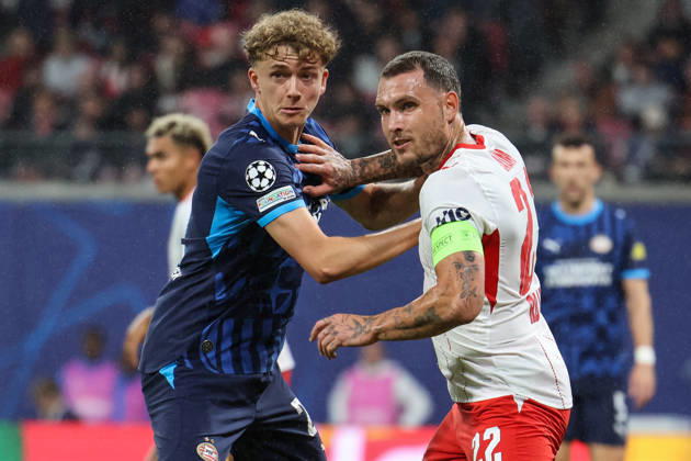 Deutschland: Fußball - UEFA Champions League - Saison 2026 - 2027, 2. Spieltag - RB Leipzig gegen PSV Eindhoven, Red Bull Arena (Leipzig): David Raum (RB Leipzig, 22) und Sven Mijnans (PSV Eindhoven, 21) im Zweikampf Copyright: xLucasxWalterx