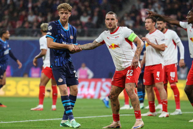 Deutschland: Fußball - UEFA Champions League - Saison 2026 - 2027, 2. Spieltag - RB Leipzig gegen PSV Eindhoven, Red Bull Arena (Leipzig): David Raum (RB Leipzig, 22) und Sven Mijnans (PSV Eindhoven, 21) im Zweikampf Copyright: xLucasxWalterx