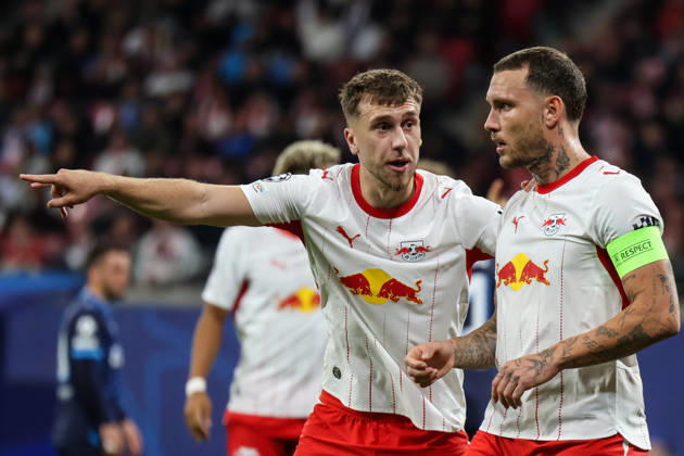 Deutschland: Fußball - UEFA Champions League - Saison 2026 - 2027, 2. Spieltag - RB Leipzig gegen PSV Eindhoven, Red Bull Arena (Leipzig): David Raum (RB Leipzig, 22) und Brajan Gruda (RB Leipzig, 10) im Austausch, Diskussion Copyright: xLucasxWalterx