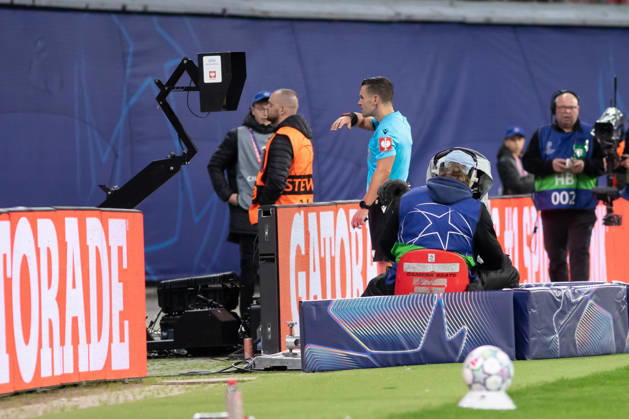 UEFA Champions League: RB Leipzig vs. PSV Eindhoven, 13.10.26 Schiedsrichter Nicholas Walsh (Schottland) am Bildschirm beim Videobeweis, VAR. Fußball, UEFA Champions League, Saison 2026 2027: RB Leipzig vs. PSV Eindhoven am 13.10.2026 in der Red Bull Arena, Leipzig. Copyright: xBEAUTIFULxSPORTS JanxKaeferx
