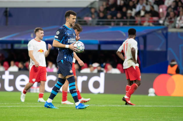 UEFA Champions League: RB Leipzig vs. PSV Eindhoven, 13.10.26 Ruben van Bommel (7, PSV Eindhoven) schnappt sich beim Elfmeter, Strafstoß den Ball und verschießt. Fußball, UEFA Champions League, Saison 2026 2027: RB Leipzig vs. PSV Eindhoven am 13.10.2026 in der Red Bull Arena, Leipzig. Copyright: xBEAUTIFULxSPORTS JanxKaeferx