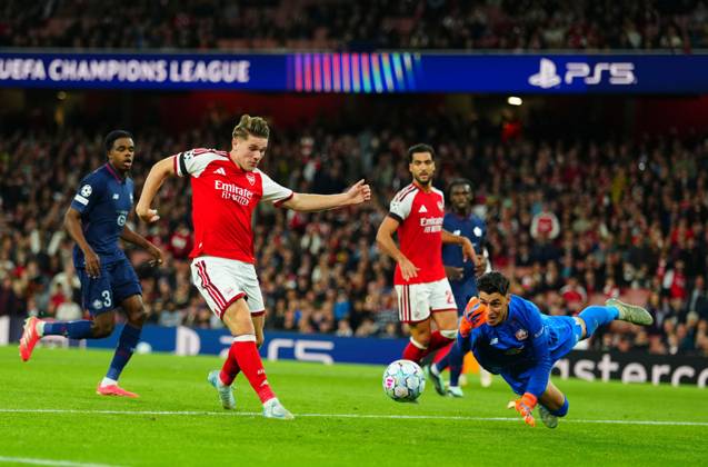 Lille goalkeeper Berke Ozer denies Viktor Gyokeres of Arsenal Arsenal v Lille, UEFA Champions League, Football, Emirates Stadium, London, UK - 13 Oct 2026London Emirates Stadium United Kingdom  Copyright: xJavierxGarcia Shutterstockx 17213973ab
