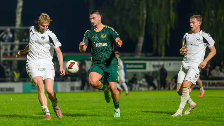 13.10.2026 - Fussball - Saison 2026 2027 - Regionalliga Bayern - 14. Spieltag: SC Eltersdorf - SV Wacker Burghausen - JoTe - xjoxtex - Luca Lechner (13, SV Wacker Burghausen ) Yannik Jassmann (9, SC Eltersdorf ) Benedikt Schwarzensteiner (3, SV Wacker Burghausen )