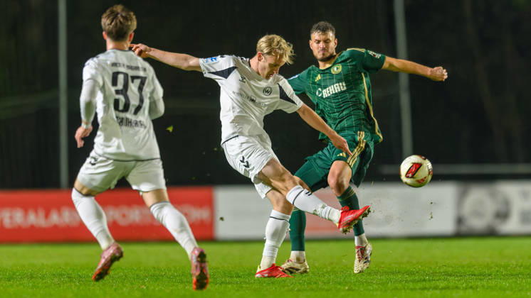 13.10.2026 - Fussball - Saison 2026 2027 - Regionalliga Bayern - 14. Spieltag: SC Eltersdorf - SV Wacker Burghausen - JoTe - xjoxtex - Maximilian Schuhbauer (37, SV Wacker Burghausen Adrian Hofherr (18, SV Wacker Burghausen ) Sebastian Marx (28, SC Eltersdorf )