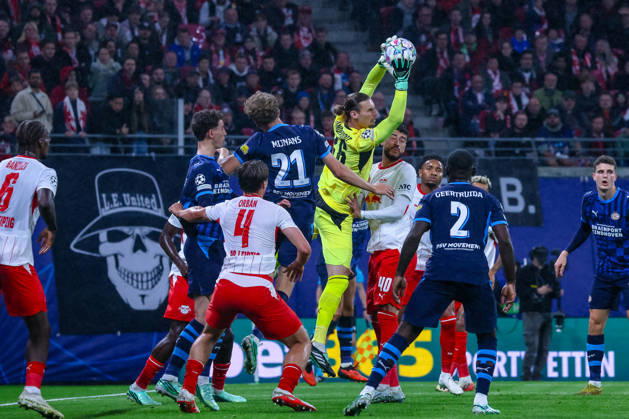 Maarten Vandevoordt (RB Leipzig, 26) haelt Ball, Willi Orban (RB Leipzig, 04), Sven Mijnans (PSV Eindhoven, 21), Lutsharel Geertruida (PSV Eindhoven, 02), Romulo (RB Leipzig, 40), GER, RB Leipzig vs. PSV Eindhoven, Fussball, UEFA Champions League, 2. Spieltag, Spielzeit 2026 2027, 13.10.2026 GER, RB Leipzig vs. PSV Eindhoven, Fussball, UEFA Champions League, 2. Spieltag, Spielzeit 2026 2027, 13.10.2026 Deutschland Copyright: xEibner-Pressefoto LauraxRoemerx EP_LRR