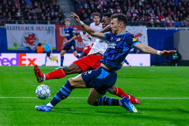 Zweikampf, Duell, Kampf Ridle Baku (RB Leipzig, 17) und Ivan Perisic (PSV Eindhoven, 05) am Ball, graetsche, GER, RB Leipzig vs. PSV Eindhoven, Fussball, UEFA Champions League, 2. Spieltag, Spielzeit 2026 2027, 13.10.2026 GER, RB Leipzig vs. PSV Eindhoven, Fussball, UEFA Champions League, 2. Spieltag, Spielzeit 2026 2027, 13.10.2026 Deutschland Copyright: xEibner-Pressefoto LauraxRoemerx EP_LRR