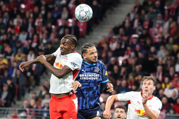 Deutschland: Fußball - UEFA Champions League - Saison 2026 - 2027, 2. Spieltag - RB Leipzig gegen PSV Eindhoven, Red Bull Arena (Leipzig): Kopfballduell von Ezechiel Banzuzi (RB Leipzig, 6) und Armando Obispo (PSV Eindhoven, 4) Copyright: xLucasxWalterx