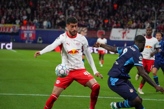 RÃ mulo Cardoso against Lutsharel Geertruida during UEFA Champions League 2026 2027 league phase game between teams of RB Leipzig and PSV Eindhoven (Pia Schindler Ball Raw Images) Leipzig Red Bull Arena Germany Copyright: xPiaxSchindlerx piaschindler_rbleipzig_psv_2627_00009