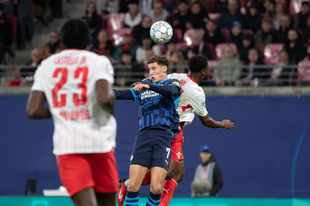 UEFA Champions League: RB Leipzig vs. PSV Eindhoven, 13.10.26 Ruben van Bommel (7, PSV Eindhoven) gegen Ridle Baku (17, RB Leipzig) im Kopfball-Duell. Fußball, UEFA Champions League, Saison 2026 2027: RB Leipzig vs. PSV Eindhoven am 13.10.2026 in der Red Bull Arena, Leipzig. Copyright: xBEAUTIFULxSPORTS JanxKaeferx