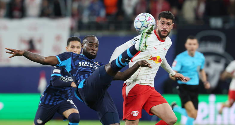 RB Leipzig - PSV Eindhoven Champions League Leipzig, 13.10.2026, Red Bull Arena, Fussball, UEFA Champions League , Gruppenphase, 2.Spieltag, RB Leipzig vs. PSV Eindhoven , Im Bild von links: Lutsharel Geertruida ( 2, PSV), Romulo (40, RB Leipzig). , Nur zur redaktionellen Nutzung. Only editorial use. , UEFA regulations prohibit any use of photographs as image sequences and or quasi-video. ,