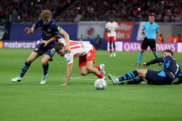 13.10.2026, xtgx, Fussball, UEFA Champions League, RB Leipzig - PSV Eindhoven, v.l. Sven Mijnans (PSV Eindhoven) Brajan Gruda (RB Leipzig) Ruben van Bommel (PSV Eindhoven) Zweikampf, Aktion, action, battle for the ball (DFL DFB REGULATIONS PROHIBIT ANY USE OF PHOTOGRAPHS as IMAGE SEQUENCES and or QUASI-VIDEO) Leipzig