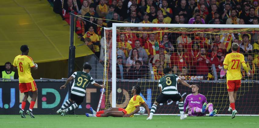 UEFA Champions League - RC Lens v Sporting Club de Portugal LENS, FRANCE, OCTOBER 13: GOAL 1-0, Luis Suarez of Sporting CP scores a goal to put Sporting Club de Portugal 1-0 ahead during the UEFA Champions League 2026 27 League Phase MD2 match between RC Lens and Sporting Club de Portugal at Stade Bollaert-Delelis on October 13, 2026 in Lens, France. (Photo by Daniel Weir) Lens Stade Bollaert-Delelis France Copyright: xDanielxWeir SportsxPressxPhotox Sportspressphoto_SPR254514