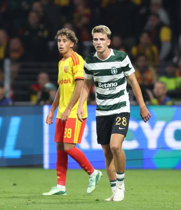 UEFA Champions League - RC Lens v Sporting Club de Portugal LENS, FRANCE, OCTOBER 13: Mezian Mesloub of Lens & Jesse Derry of Sporting CP during the UEFA Champions League 2026 27 League Phase MD2 match between RC Lens and Sporting Club de Portugal at Stade Bollaert-Delelis on October 13, 2026 in Lens, France. (Photo by Daniel Weir) Lens Stade Bollaert-Delelis France Copyright: xDanielxWeir SportsxPressxPhotox Sportspressphoto_SPR254529