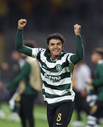 UEFA Champions League - RC Lens v Sporting Club de Portugal LENS, FRANCE, OCTOBER 13: Joao Simoes of Sporting CP punches the air in celebration at the full time whistle as he celebrates the 2-0 victory during the UEFA Champions League 2026 27 League Phase MD2 match between RC Lens and Sporting Club de Portugal at Stade Bollaert-Delelis on October 13, 2026 in Lens, France. (Photo by Daniel Weir) Lens Stade Bollaert-Delelis France Copyright: xDanielxWeir SportsxPressxPhotox Sportspressphoto_SPR254537