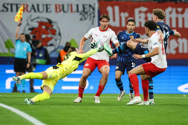 v.l. Torwart Maarten Vandevoordt (RB Leipzig,26), Willi Orban (RB Leipzig,4), Sven Mijnans (PSV Eindhoven,21) - Champions League Gruppenphase Saison 2026-2027 Punktspiel RB Leipzig vs.PSV Eindhoven in der Red Bull Arena in Leipzig - Aktion,Fussball,Deutschland,Mann,Männer,13.10.2026