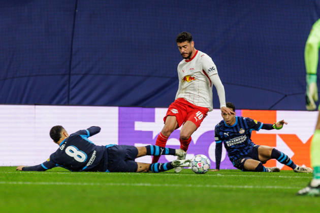 13.10.2026, GER, Fussball, Herren, UEFA Chempionsleague 2026 2027, RB Leipzig vs. PSV Eindhoven RÃ mulo Cardoso Romulo Cardoso (RB Leipzig 40) im Zweikampf gegen Sergino Dest Sergino Dest (PSV Eindhoven 8) Leipzig Red Bull Arena Sachsen Deutschland Copyright: xNordphoto Trienitzx